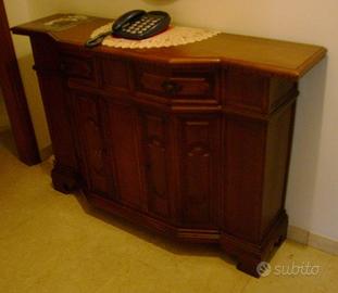 Consolle con cassetti in legno massiccio lavorato