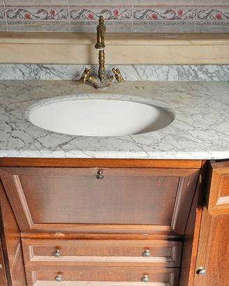 mobile da bagno in legno arte povera con marmo