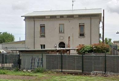 Casa indipendente di 270 m² con più di 5 locali a 