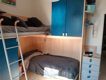 Cameretta con soppalco blu/grigio/legno