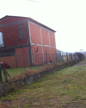 Capannone e terreno
