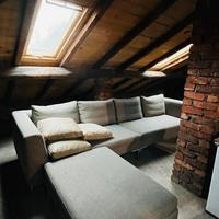 Divano con pouf grigio chiaro