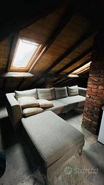 Divano con pouf grigio chiaro