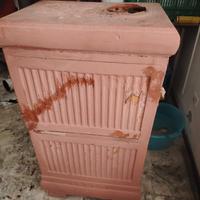 stufa a legna in terracotta da restaurare