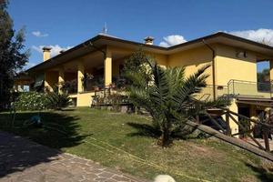 Villa di 307 m² con più di 5 locali e box auto dop