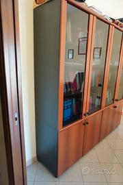 Libreria in legno con ante in vetro