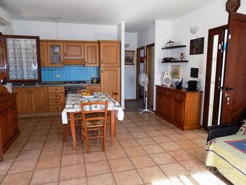 Appartamento trilocale di testa al piano primo