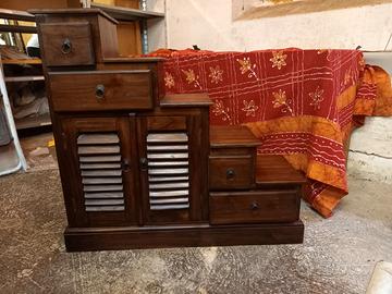 Cassettiera a scaletta in pregiato legno di teak