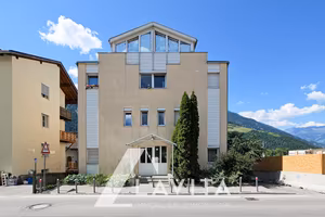 Palazzina con cinque appartamenti locati a Lasa