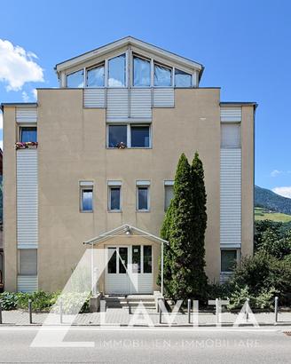 Palazzina con cinque appartamenti locati a Lasa