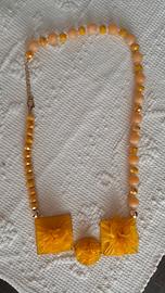 Collana con perline e dettagli floreali