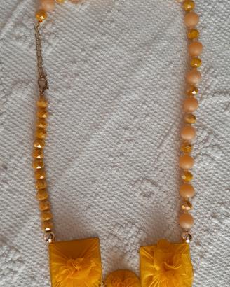 Collana con perline e dettagli floreali