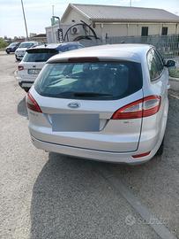 Ford Mondeo station wagon 