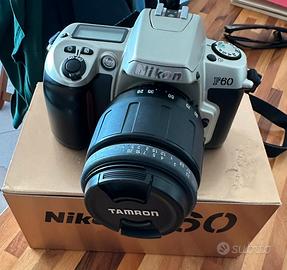 Macchina fotografica Reflex Nikon con rullino
