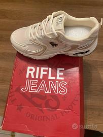 Scarpe con etichetta