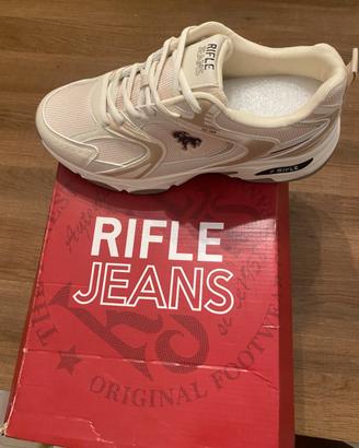 Scarpe con etichetta