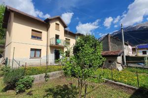CASA INDIPENDENTE CON GIARDINO - DA RISTRUTTURARE!