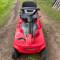 Trattorino rasaerba con raccoglitore