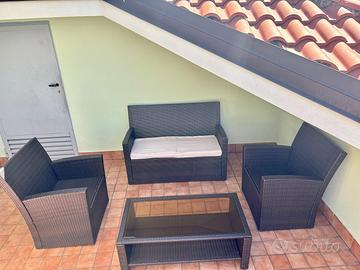 Set Esterno Rattan: Divano, 2 Poltrone, Tavolo