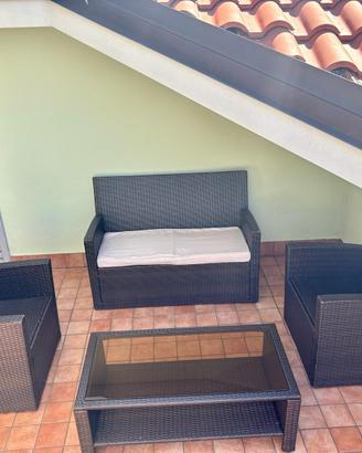 Set Esterno Rattan: Divano, 2 Poltrone, Tavolo