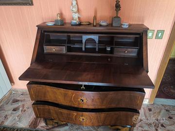 Tavolo, scrittoio e credenza