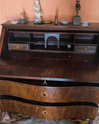 Tavolo, scrittoio e credenza