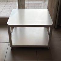 Tavolino bianco con ruote