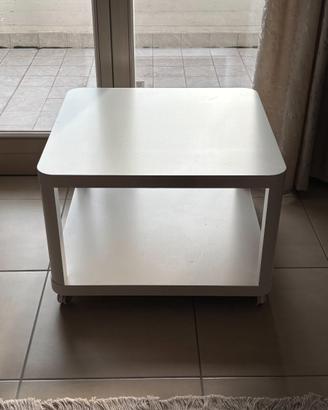 Tavolino bianco con ruote
