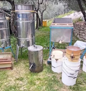 Attrezzatura per smielatura e lavorazione miele.