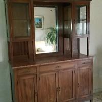 Mobile d'epoca con vetrine e marmo