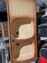 Lavandino da cucina color terra di francia