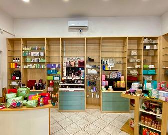 Arredamento completo per negozio, banconi scaffali