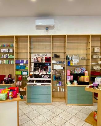 Arredamento completo per negozio, banconi scaffali