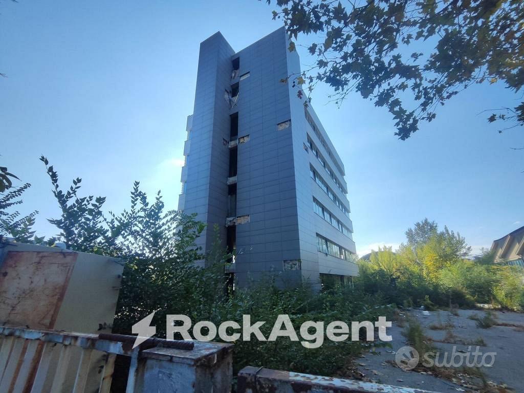 Immobile di 2983 m² con più di 5 locali a Bologna