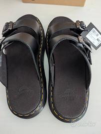 Sandali Josef Nero in pelle con fibbia Dr. Martens