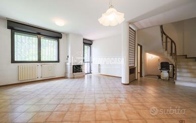 VPA19 VILLETTA A SCHIERA IN PIENO CENTRO AD ANZOLA