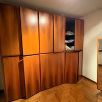 Armadio angolare in legno – capiente e robusto