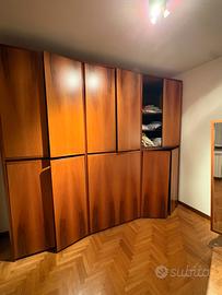 Armadio angolare in legno – capiente e robusto