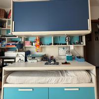 Letti singoli con materassi e arredi inclusi.