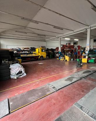 Vendesi officina meccanica
