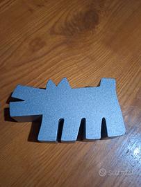 statuetta di keith haring barking dog 