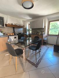 Tavolo in vetro e acciaio