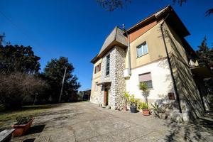 Casa indipendente di 335 m² con più di 5 locali a 