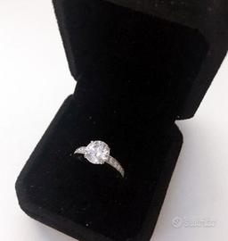 Anello in oro bianco con moessanite da 2 carati