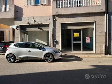 Locale commerciale su strada principale e piazza