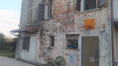 Rustico / Casale di 250 m² con 4 locali a Romano d