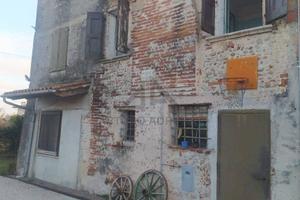 Rustico / Casale di 250 m² con 4 locali a Romano d