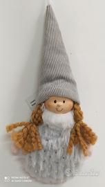 Folletto in grigio, con berretto a punta