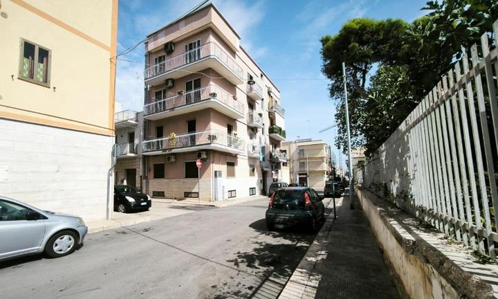 4 LOCALI A MOLA DI BARI