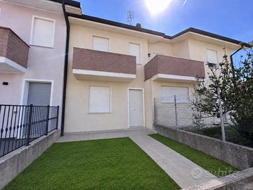 Villa a schiera centrale con giardino in centro